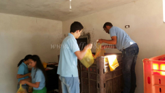 بالصور: طلاب مدرسة اورط الثانوية بالرملة يشاركون في توزيع الطرود الغذائية 